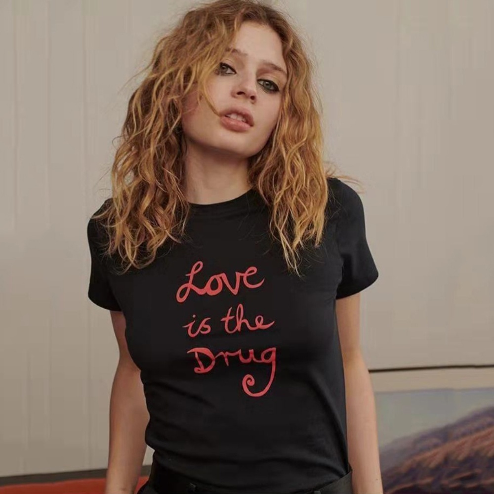 BELLA FREUD LOVE IS THE DRUG TEE BFNTS05-BLACK